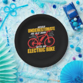 Ein alter Mann mit einem Elektrofahrrad Pappteller (Party)