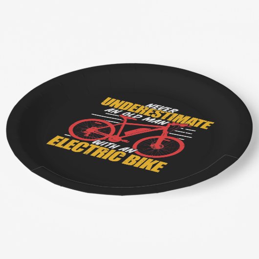 Ein alter Mann mit einem Elektrofahrrad Pappteller (Schrägansicht)