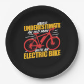 Ein alter Mann mit einem Elektrofahrrad Pappteller (Vorderseite)