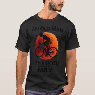 Ein alter Mann mit einem Fahrrad, der im Mai Gebor T-Shirt
