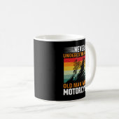 Ein alter Mann mit einem Motorrad nie unterschätze Kaffeetasse (VorderseiteRechts)