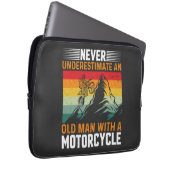 Ein alter Mann mit einem Motorrad nie unterschätze Laptopschutzhülle (Vorne Rechts)