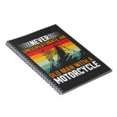 Ein alter Mann mit einem Motorrad nie unterschätze Notizblock (Rechte Seite)