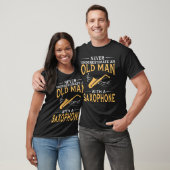 Ein alter Mann mit einem Saxophon T-Shirt (Unisex)