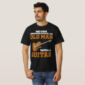 Ein alter Mann mit einem schwarzen Gitarren-T - Sh T-Shirt (Vorne ganz)