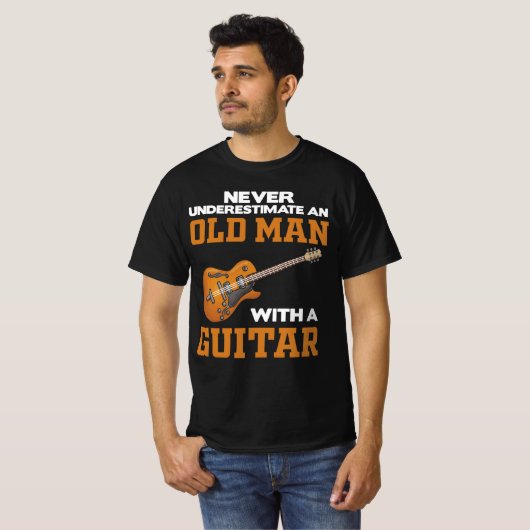 Ein alter Mann mit einem schwarzen Gitarren-T - Sh T-Shirt (Vorne ganz)