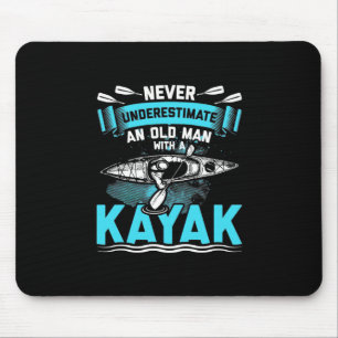 Ein alter Mann mit Kajak Mousepad