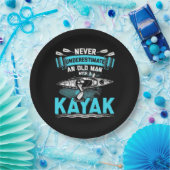 Ein alter Mann mit Kajak Pappteller (Party)