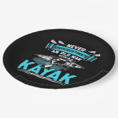 Ein alter Mann mit Kajak Pappteller (Schrägansicht)