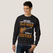 Ein alter Mann mit schwarzer Gitarre Sweatshirt (Vorne ganz)