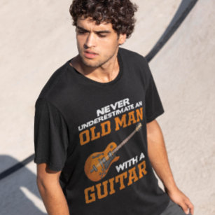 Ein alter Mann mit schwarzer Gitarre T-Shirt