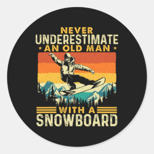 Ein alter Mann nie unterschätzen - Snowboarden Sch Runder Aufkleber
