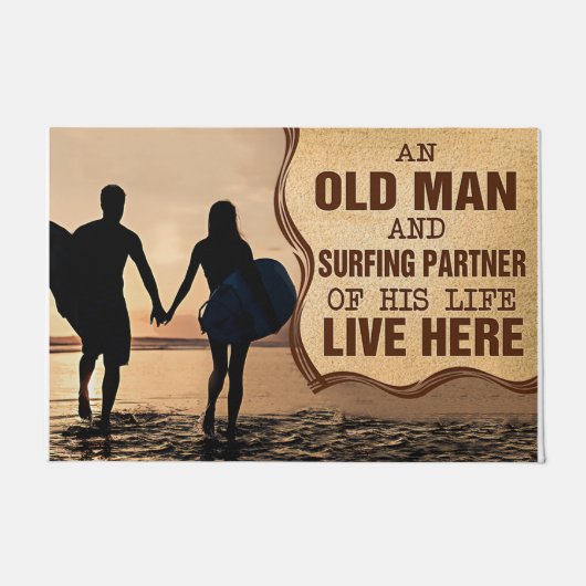 Ein alter Mann und Surfting-Partner seines Lebens Fußmatte (Vorderseite)