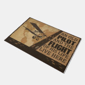 Ein alter Pilot und der Flug seines Lebens Fußmatte (Schrägansicht)