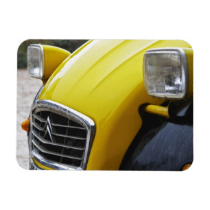 Ein alter schwarzer und gelber Citroen 2CV 2 CV, D Magnet