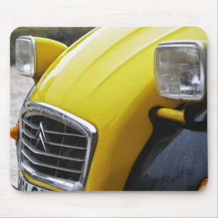 Ein alter schwarzer und gelber Citroen 2CV 2 CV, D Mousepad