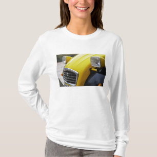 Ein alter schwarzer und gelber Citroen 2CV 2 CV, D T-Shirt