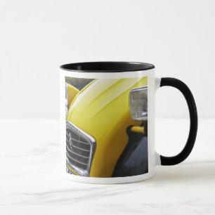 Ein alter schwarzer und gelber Citroen 2CV 2 CV, D Tasse