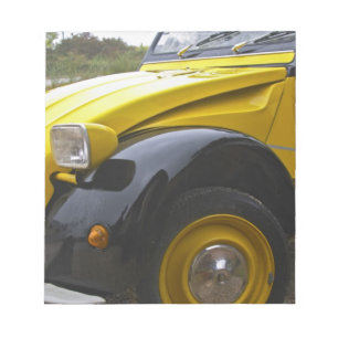 Ein alter schwarzer und gelber Citroen 2CV 2 CV, Notizblock