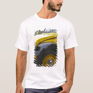 Ein alter schwarzer und gelber Citroen 2CV 2 CV, T-Shirt