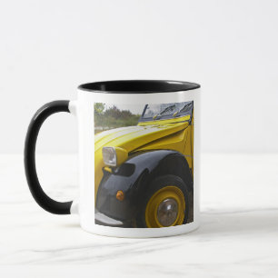 Ein alter schwarzer und gelber Citroen 2CV 2 CV, Tasse