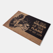 Ein alter Welder und die Flamme seines Lebens Fußmatte (Schrägansicht)