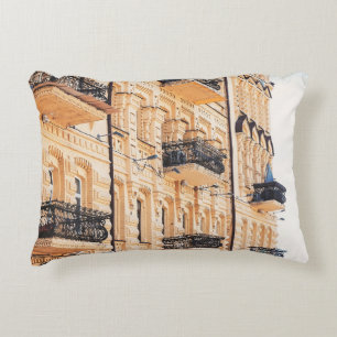 Ein altes gelbes Haus mit schmiedeeisernen Balkone Dekokissen