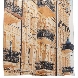 Ein altes gelbes Haus mit schmiedeeisernen Balkone Duschvorhang