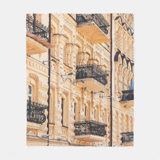 Ein altes gelbes Haus mit schmiedeeisernen Balkone Fleecedecke (Vorderseite)