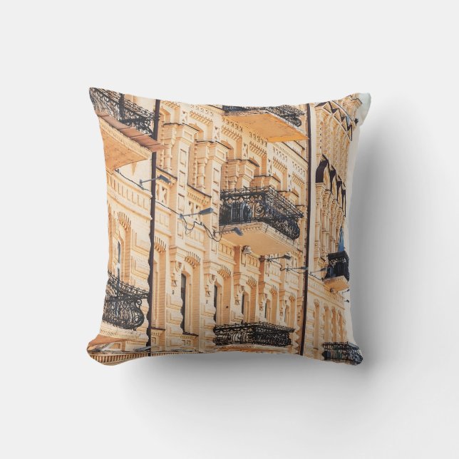 Ein altes gelbes Haus mit schmiedeeisernen Balkone Kissen (Vorderseite)