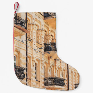 Ein altes gelbes Haus mit schmiedeeisernen Balkone Kleiner Weihnachtsstrumpf