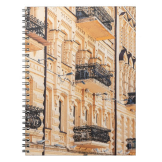 Ein altes gelbes Haus mit schmiedeeisernen Balkone Notizblock