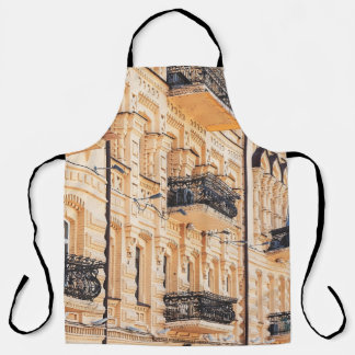 Ein altes gelbes Haus mit schmiedeeisernen Balkone Schürze