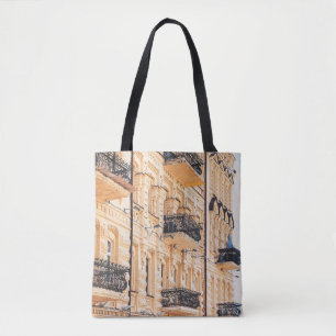 Ein altes gelbes Haus mit schmiedeeisernen Balkone Tasche