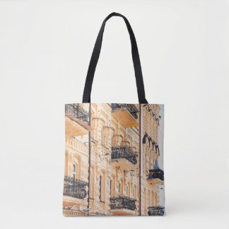 Ein altes gelbes Haus mit schmiedeeisernen Balkone Tasche