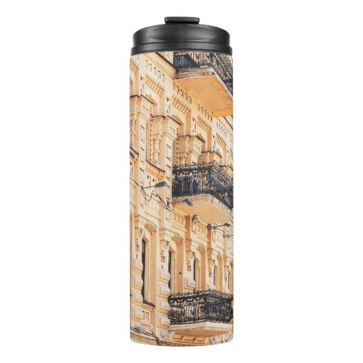 Ein altes gelbes Haus mit schmiedeeisernen Balkone Thermosbecher (Vorderseite)