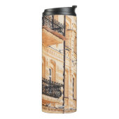 Ein altes gelbes Haus mit schmiedeeisernen Balkone Thermosbecher (Nach links gedreht)