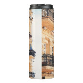 Ein altes gelbes Haus mit schmiedeeisernen Balkone Thermosbecher (Rückseite)