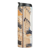 Ein altes gelbes Haus mit schmiedeeisernen Balkone Thermosbecher (Nach rechts gedreht)