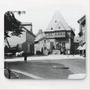 Ein altes Hotel im Rathausplatz, Goslar, c.1910 Mousepad