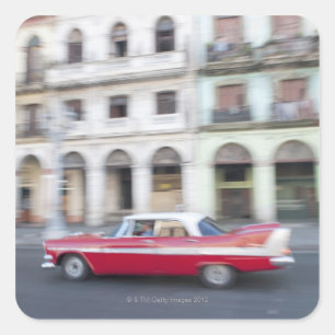 Ein altes kreuzendes Auto die Straßen von Havana, Quadratischer Aufkleber
