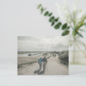 Ein altes Paar, das auf der Straße geht Postkarte (Stehend Vorderseite)