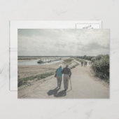 Ein altes Paar, das auf der Straße geht Postkarte (Vorne/Hinten)