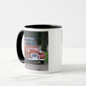 Ein altes rotes Auto Citroen 2CV mit einer Tasse (Vorderseite Links)