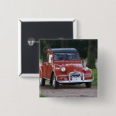 Ein altes, rotes Citroen 2CV Auto mit einer lächel Button (Vorne & Hinten)