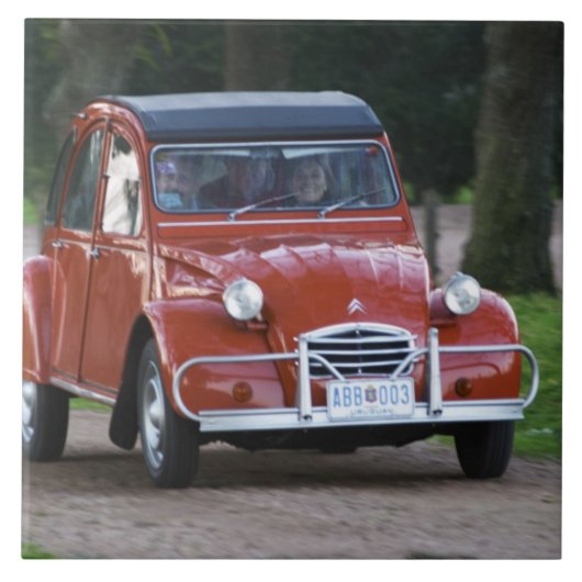 Ein altes, rotes Citroen 2CV Auto mit einer lächel Fliese (Vorderseite)