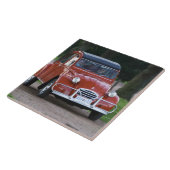 Ein altes, rotes Citroen 2CV Auto mit einer lächel Fliese (Seite)