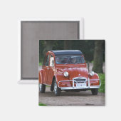 Ein altes, rotes Citroen 2CV Auto mit einer lächel Magnet (Vorderseite/Rückseite)
