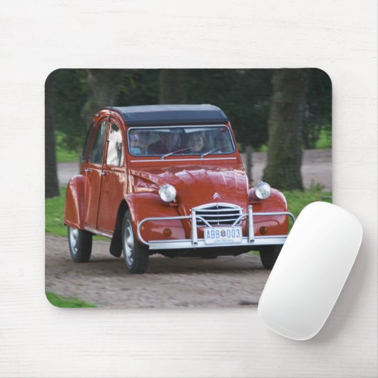 Ein altes, rotes Citroen 2CV Auto mit einer lächel Mousepad (Mit Mouse)