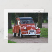 Ein altes, rotes Citroen 2CV Auto mit einer lächel Postkarte (Vorne/Hinten)